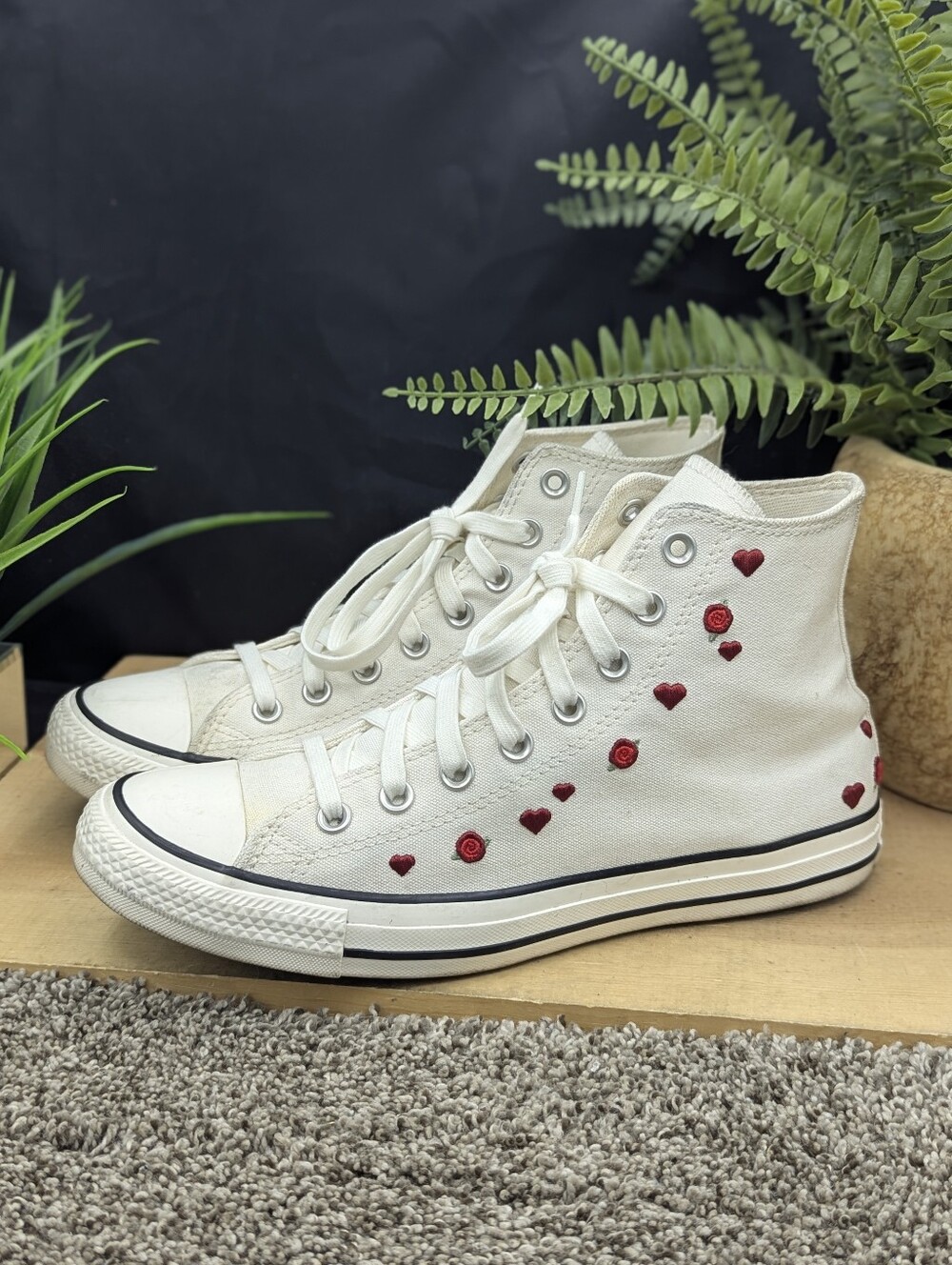 Converse Chuck Taylor All Star Hearts And Roses Women's Size 10 High-Top Shoes